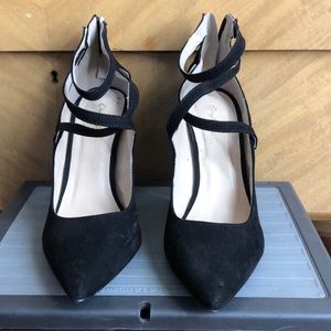 Closed pointy heels
